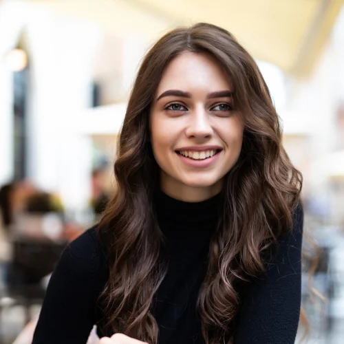 Porträtfoto Frau, lächelnd – Rezensentin Nina G.