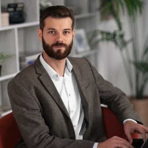 Porträtfoto Mann im Sakko – Rezensent Hannes G.